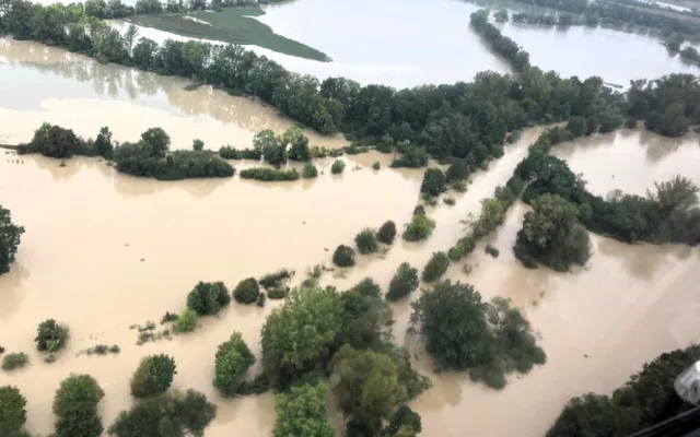 VIDEO: Až polovina lidí na Jesenicku odmítla evakuaci. Vzpouzející člověk by poslal k zemi celý vrtulník, říká pilot