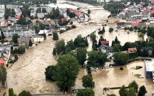 VIDEO: Až polovina lidí na Jesenicku odmítla evakuaci. Vzpouzející člověk by poslal k zemi celý vrtulník, říká pilot