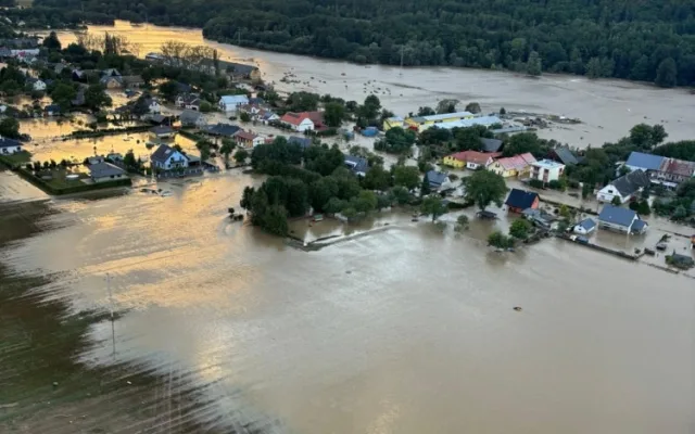 VIDEO: Až polovina lidí na Jesenicku odmítla evakuaci. Vzpouzející člověk by poslal k zemi celý vrtulník, říká pilot