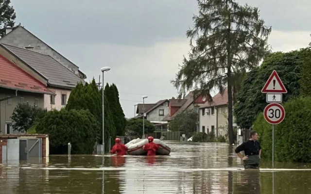 Řeka Morava v Olomouci vystrčila zuby, ale nekousla. Voda už opadá, Chomoutov je průjezdný.