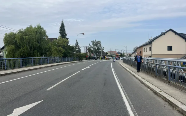 Řeka Morava v Olomouci vystrčila zuby, ale nekousla. Voda už opadá, Chomoutov je průjezdný.
