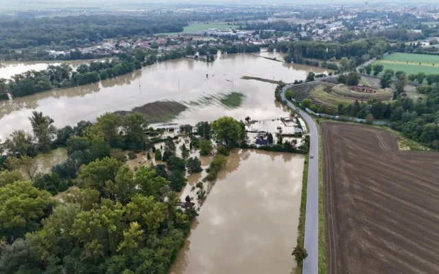Řeka Morava v Olomouci vystrčila zuby, ale nekousla. Voda už opadá, Chomoutov je průjezdný.