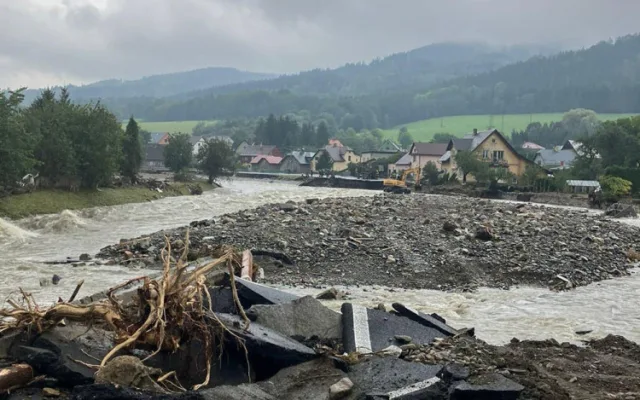 4 - Zkáza silniční sítě na Jesenicku. Škody jsou ohromné, provizorní cestu stavěli i armádní ženisté
