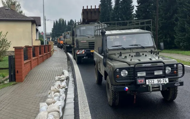5 - Zkáza silniční sítě na Jesenicku. Škody jsou ohromné, provizorní cestu stavěli i armádní ženisté