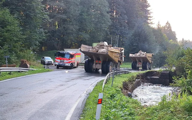 6 - Zkáza silniční sítě na Jesenicku. Škody jsou ohromné, provizorní cestu stavěli i armádní ženisté