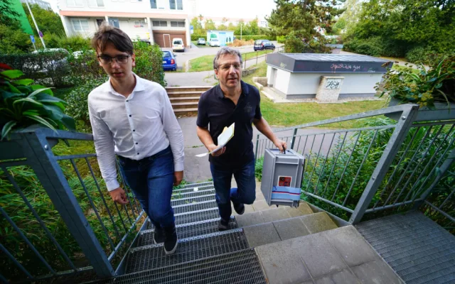 První den voleb je za námi. Místnosti si opět otevřou zítra ráno.