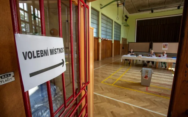 VOLBY 2024: V České Vsi a ve Třech Dvorech jsou volby v provizorních kontejnerech. Začaly bez problémů