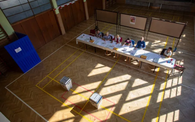 VOLBY 2024: V České Vsi a ve Třech Dvorech jsou volby v provizorních kontejnerech. Začaly bez problémů
