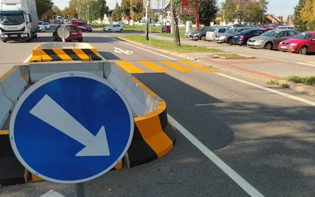 Kraj přechod zrušil, Přerov vzápětí vybudoval provizorní. Zmizel ovšem odbočovací pruh