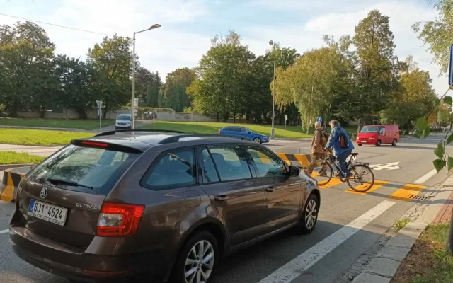 Kraj přechod zrušil, Přerov vzápětí vybudoval provizorní. Zmizel ovšem odbočovací pruh