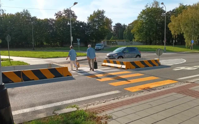 Kraj přechod zrušil, Přerov vzápětí vybudoval provizorní. Zmizel ovšem odbočovací pruh