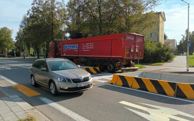 Kraj přechod zrušil, Přerov vzápětí vybudoval provizorní. Zmizel ovšem odbočovací pruh