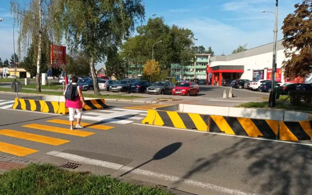 Kraj přechod zrušil, Přerov vzápětí vybudoval provizorní. Zmizel ovšem odbočovací pruh