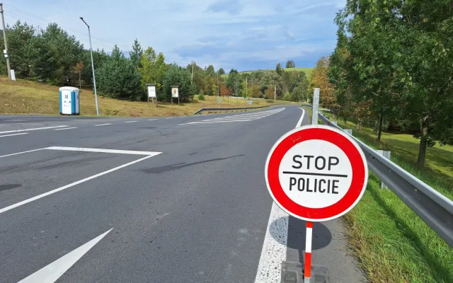 Silnice z Jeseníku směrem na Javorník je průjezdná. V České Vsi začal sloužit provizorní most