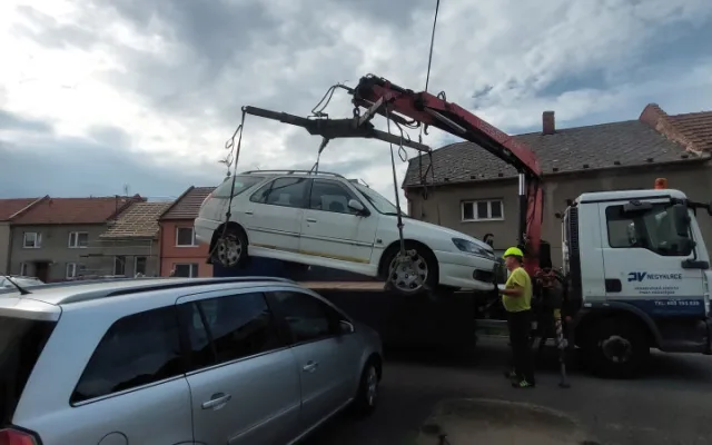 Prostějov odtáhl další čtyři vraky s propadlou technickou, které blokovaly ulice. Celkem už jde o desítky aut