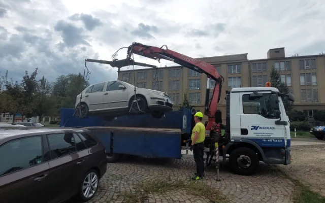 Prostějov odtáhl další čtyři vraky s propadlou technickou, které blokovaly ulice. Celkem už jde o desítky aut