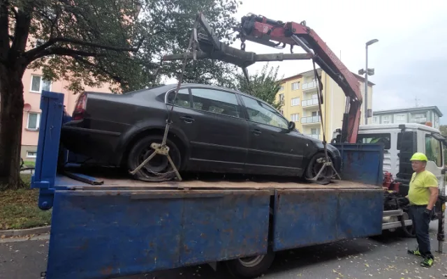 Prostějov odtáhl další čtyři vraky s propadlou technickou, které blokovaly ulice. Celkem už jde o desítky aut