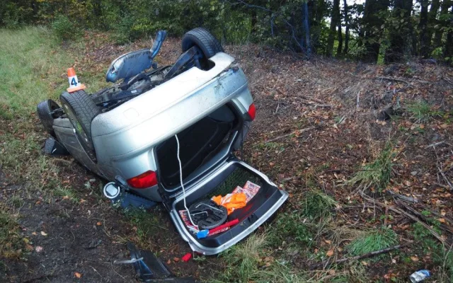 Čtyřicetiletá řidička převrátila u Mírovského Gruntu auto na střechu. Skončila v příkopu