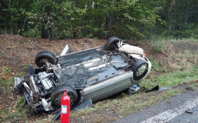Čtyřicetiletá řidička převrátila u Mírovského Gruntu auto na střechu. Skončila v příkopu