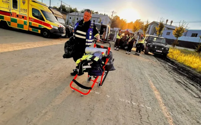 Pražští záchranáři pomohli po povodních na Jesenicku desítkám lidí. Předepisovali ztracené léky, řešili ale i infarkt