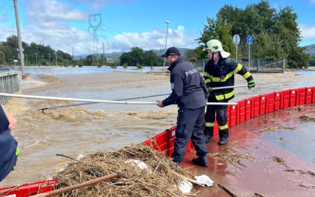Práce policistů během povodní byla klíčová. Mnozí nasazovali vlastní životy