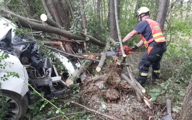 Autobus v plamenech či zdevastované auto na D35. Hasiči v Olomouckém kraji řešili náročné zásahy