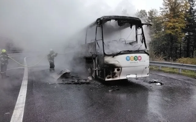 Autobus v plamenech či zdevastované auto na D35. Hasiči v Olomouckém kraji řešili náročné zásahy