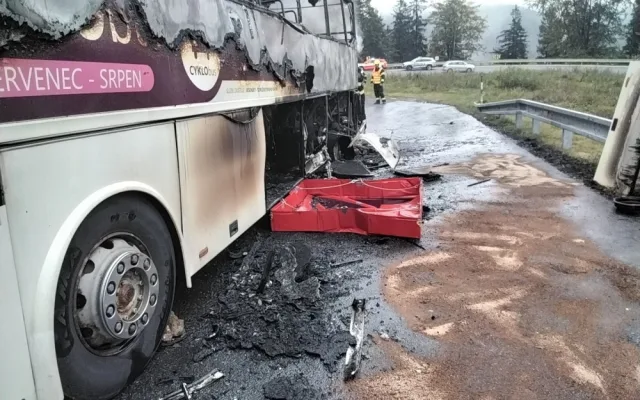 Autobus v plamenech či zdevastované auto na D35. Hasiči v Olomouckém kraji řešili náročné zásahy