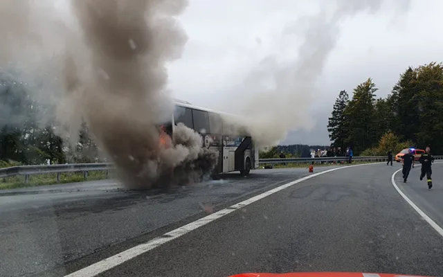 Autobus v plamenech či zdevastované auto na D35. Hasiči v Olomouckém kraji řešili náročné zásahy