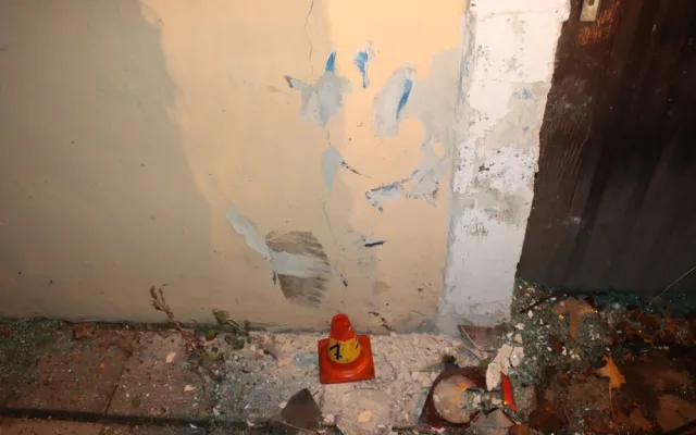 Řidič se dvěma promile vyletěl v Nových Zámcích ze zatáčky. Naboural do auta a domu
