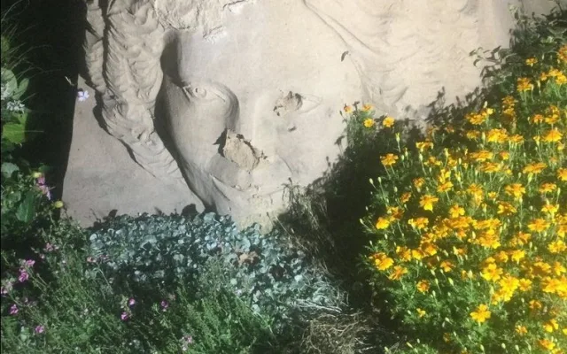 Sochu z písku na olomouckém náměstí poškodil nožem vandal. Strážníci ho opodál zadrželi