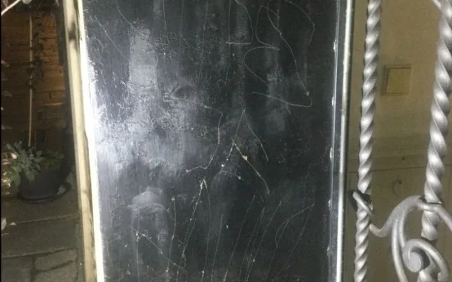 Sochu z písku na olomouckém náměstí poškodil nožem vandal. Strážníci ho opodál zadrželi