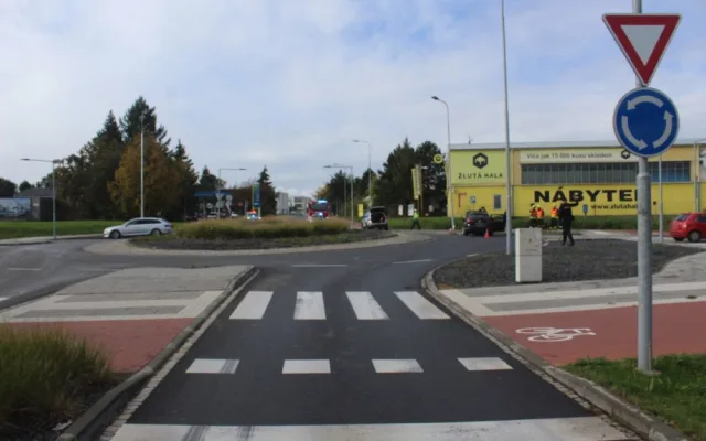Namol opilá řidička nabourala v Olomouci auta i autobus, zastavil ji až náraz do pouliční lampy