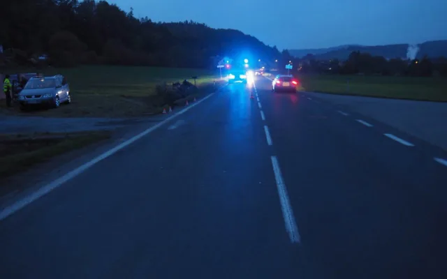 Na Šumpersku řidič přehlédl auto s tříčlennou posádkou. Vůz se převrátil na střechu, zraněné odvezla sanitka
