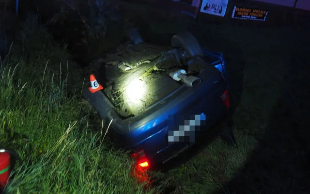 Na Šumpersku řidič přehlédl auto s tříčlennou posádkou. Vůz se převrátil na střechu, zraněné odvezla sanitka