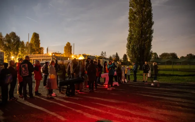 Jak dlouho ještě půjde spatřit kometu Tsuchinshan? Zářivý jev přilákal na pozorování v Olomouci spoustu lidí