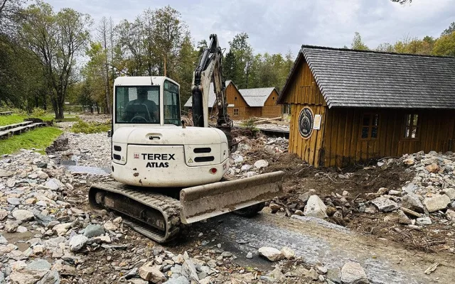 Krátery a zničená infrastruktura. Povodeň na měsíce zavřela Zlatokopecký skanzen na Jesenicku