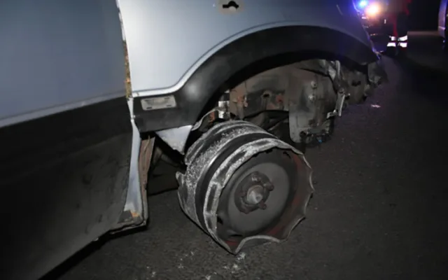 Nebezpečná jiskřivá jízda na Prostějovsku. Autem bez pneumatiky urazil opilý mladík několik kilometrů