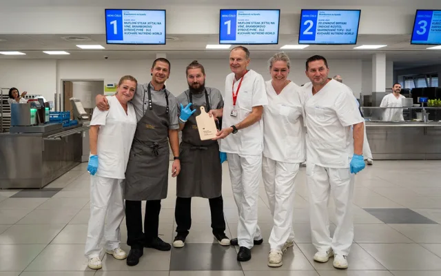 VIDEO: Steak z muflona a biryani. Zaměstnancům FN Olomouc připravil exotické obědy šéfkuchař Pajer