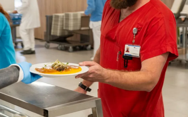 VIDEO: Steak z muflona a biryani. Zaměstnancům FN Olomouc připravil exotické obědy šéfkuchař Pajer