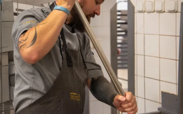 VIDEO: Steak z muflona a biryani. Zaměstnancům FN Olomouc připravil exotické obědy šéfkuchař Pajer