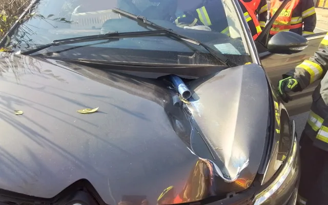 Trubka při nehodě na Šternbersku probodla auto až za sedačky. Posádka měla obrovské štěstí