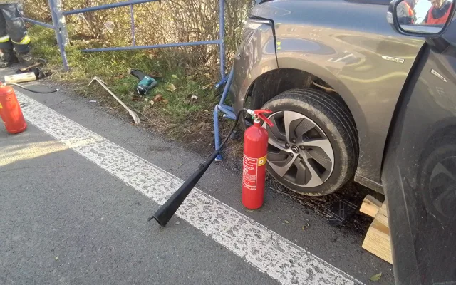 Trubka při nehodě na Šternbersku probodla auto až za sedačky. Posádka měla obrovské štěstí