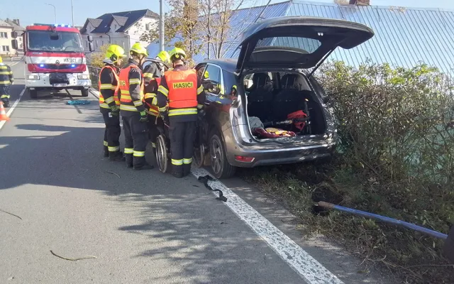 Trubka při nehodě na Šternbersku probodla auto až za sedačky. Posádka měla obrovské štěstí