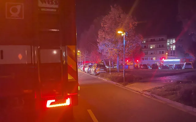V Olomouci hořelo v domě s pečovatelskou službou. Hasiči v maskách zachraňovali dvacet lidí