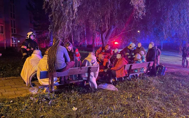 V Olomouci hořelo v domě s pečovatelskou službou. Hasiči v maskách zachraňovali dvacet lidí