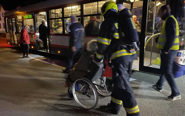 V Olomouci hořelo v domě s pečovatelskou službou. Hasiči v maskách zachraňovali dvacet lidí