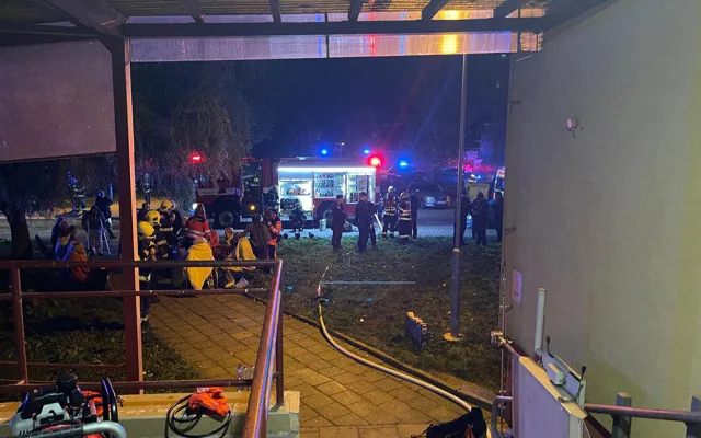 V Olomouci hořelo v domě s pečovatelskou službou. Hasiči v maskách zachraňovali dvacet lidí