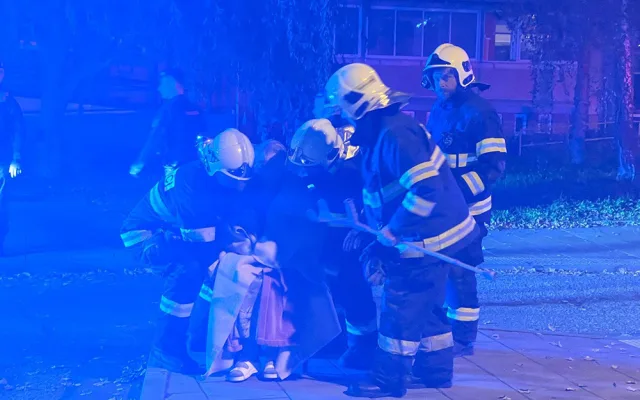V Olomouci hořelo v domě s pečovatelskou službou. Hasiči v maskách zachraňovali dvacet lidí