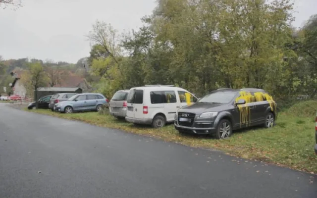 Vandal polil dvě auta jednoho majitele z Hranicka žlutou barvou a propíchal gumy. Škodu je 120 tisíc